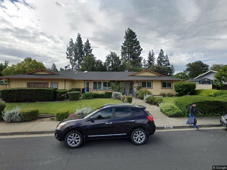 REYES GUEST HOMES-BELFORD photo