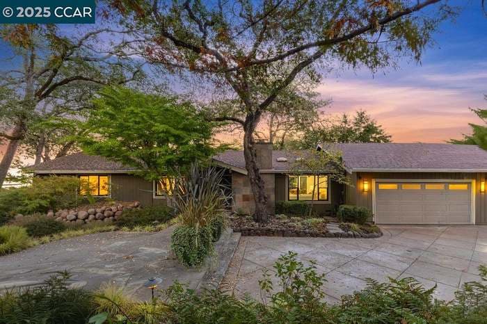 CASTLE CREST HOME I photo